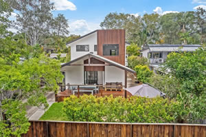 Modern Pine House - Cooroibah